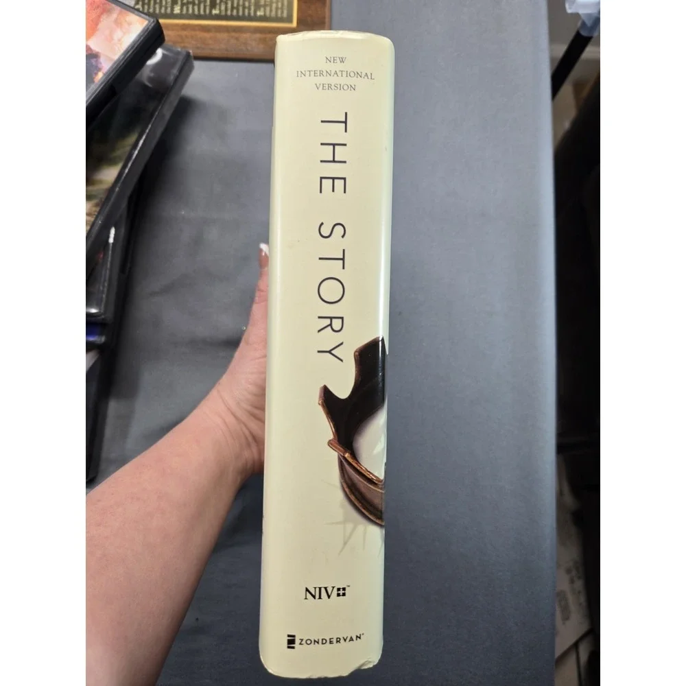 NIV, the Story, Comfort Print : The Bible As One Continuing Story of God and...